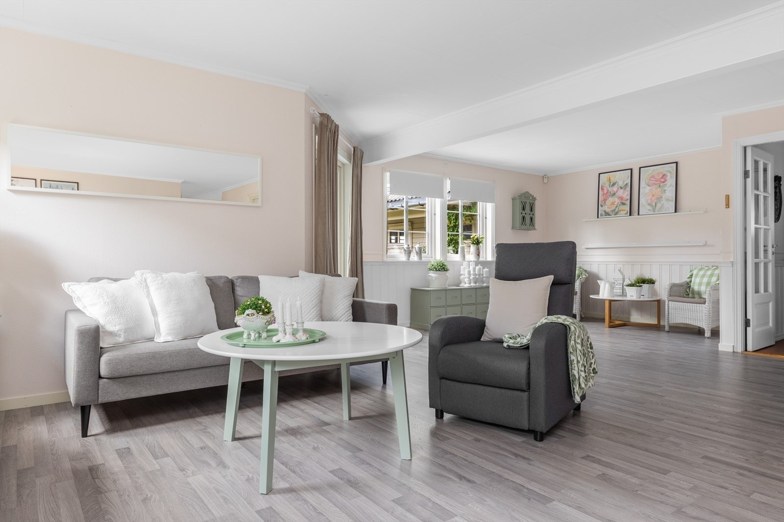 Et allsidig rom med god plass til både sofagruppe og lesekrok. Galleribilde