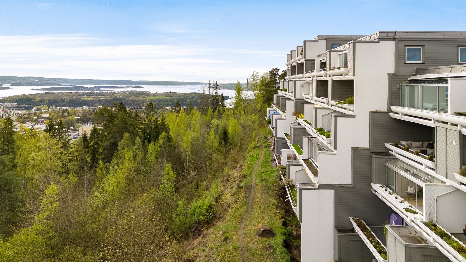 Her bor du tilbaketrukket til på et høydedrag i et rolig og etablert område. Galleribilde