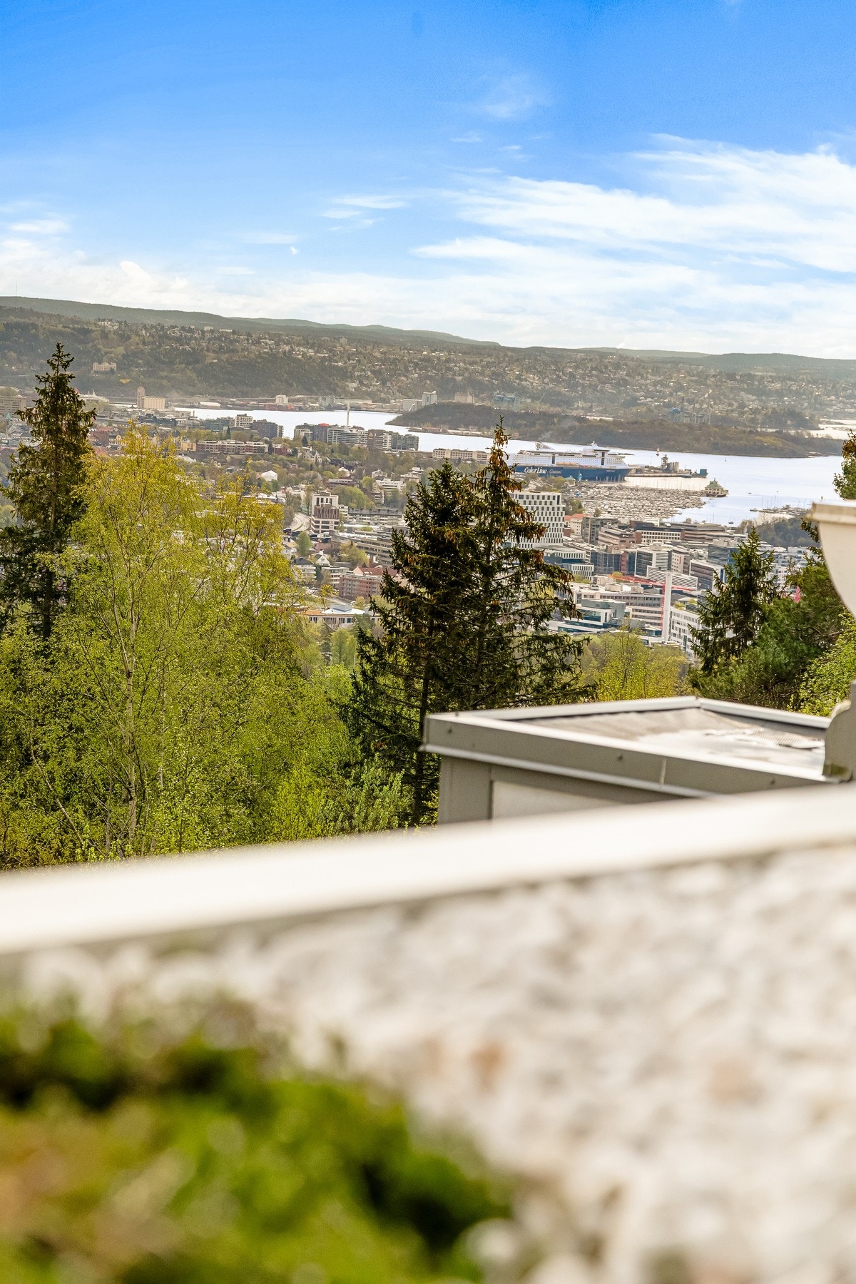 Glassfeltene kan enkelt åpnes for lufting, samtidig som det er vidstrakt utsikt mot Oslo by, Holmenkollen og fjorden. Galleribilde