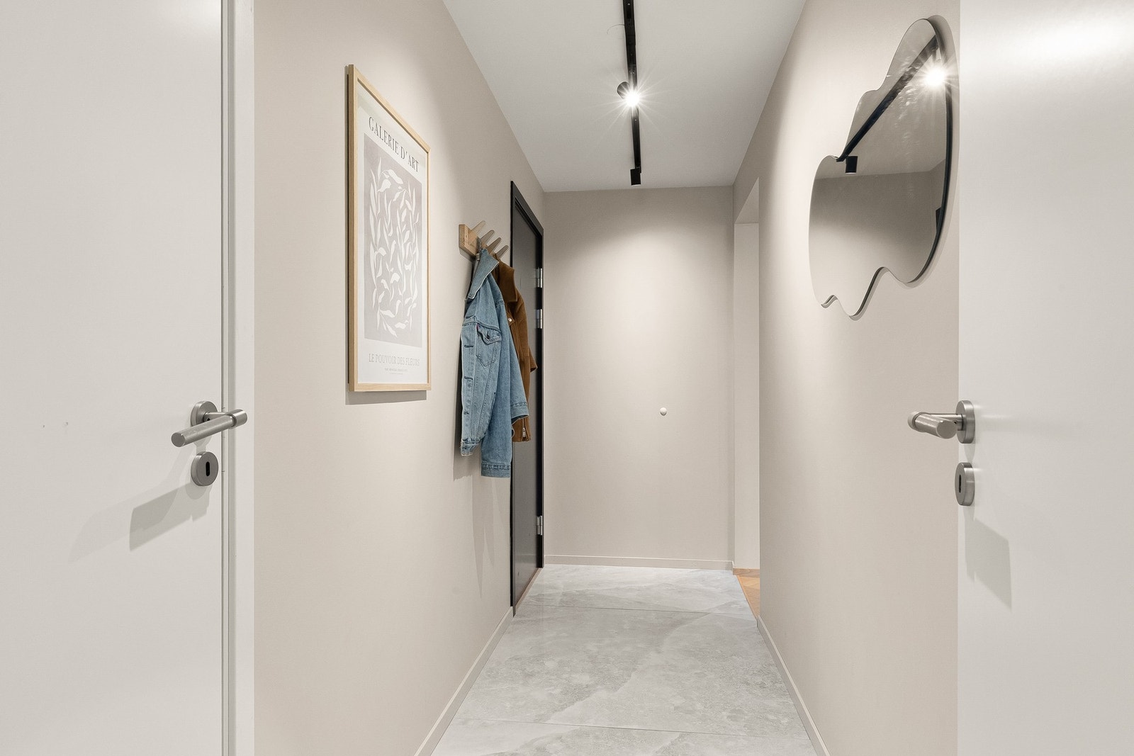 Innbydende entré med god plass til oppheng av yttertøy. Galleribilde