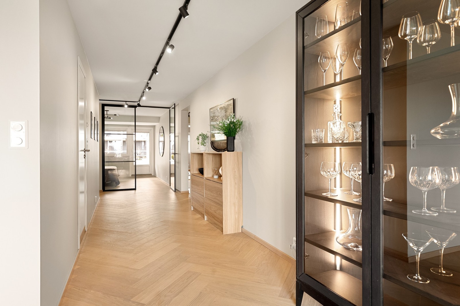 Leiligheten har en gjennomgående planløsning med gode innvendig lysforhold. Galleribilde