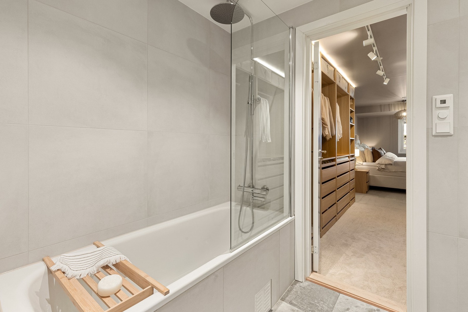 Store, grå fliser gir rommet et sofistikert uttrykk, mens innredningen er nøye utformet for å kombinere funksjonalitet med stilfullt design. Galleribilde