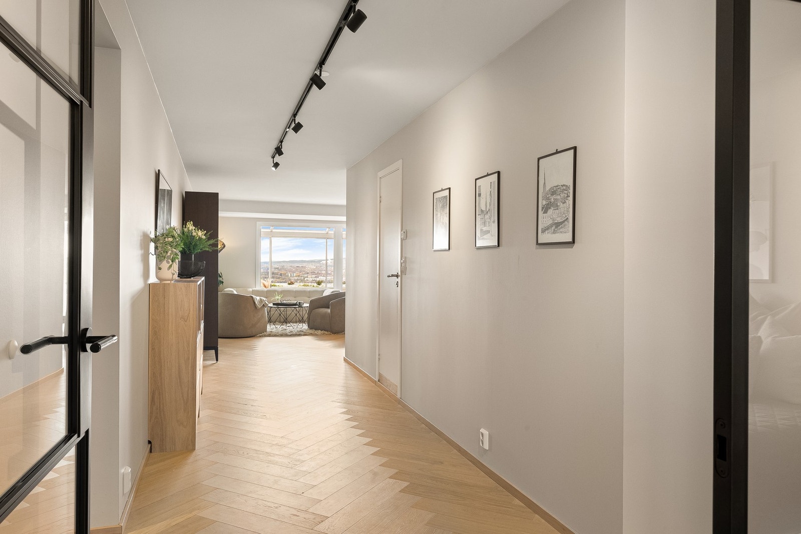 Soverommet har en elegant New-York dør med store glassfelt. Galleribilde