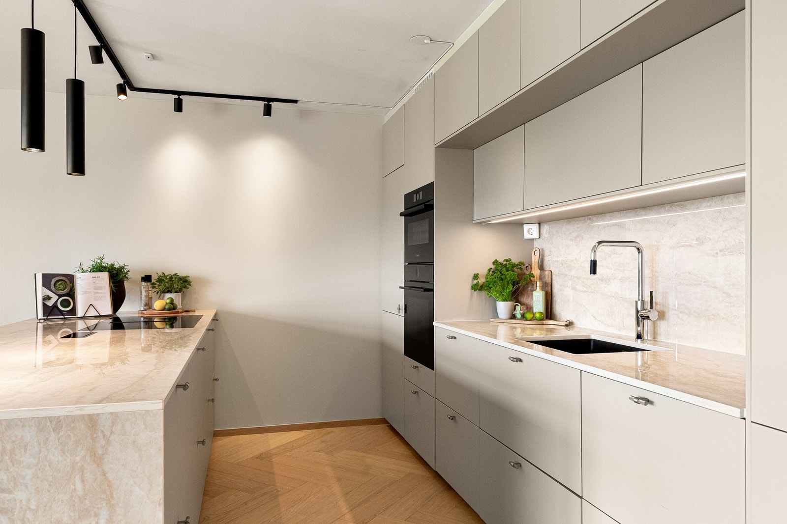Kjøkkenet ble oppgradert i 2023/2024 og fremstår moderne med glatte fronter i dempet beige som gir rommet et rolig og sofistikert preg. Galleribilde