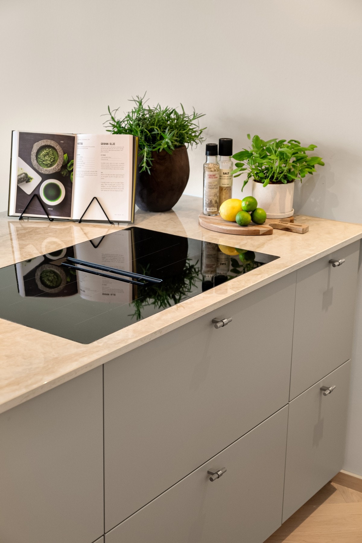 Benkeplaten er i eksklusiv dekton - et keramisk materiale fra Spania som kombinerer slitestyrke med et raffinert uttrykk. Galleribilde