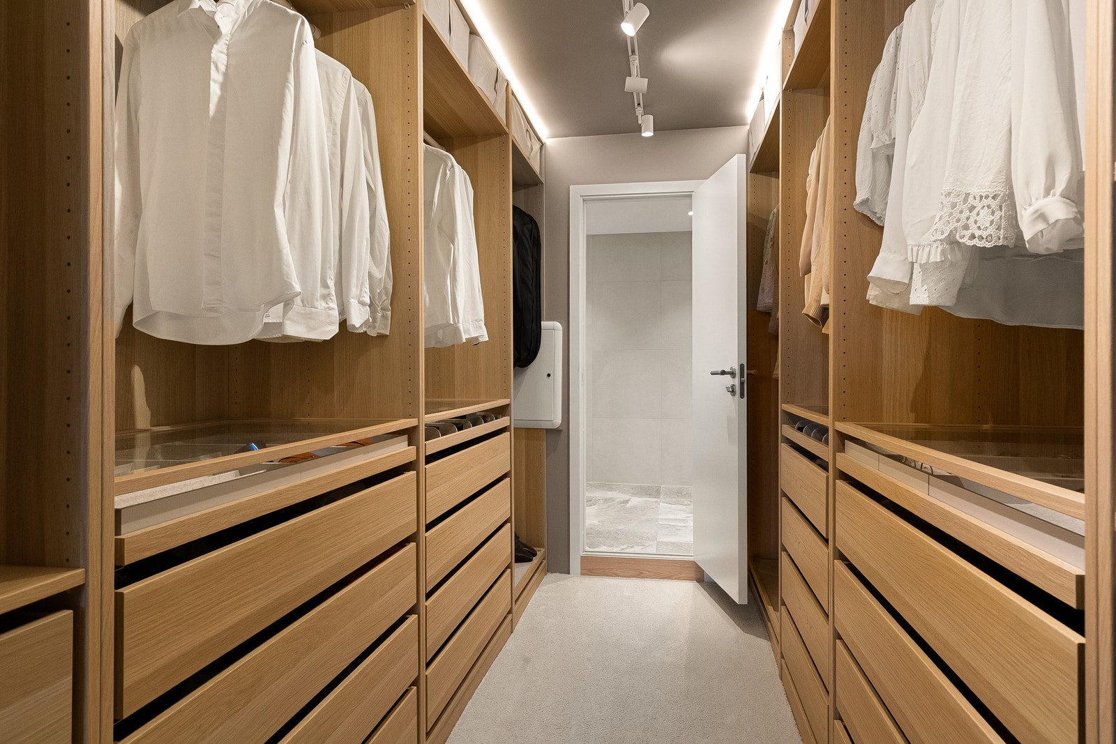 Stort walk-in closet med garderobeskap. Galleribilde
