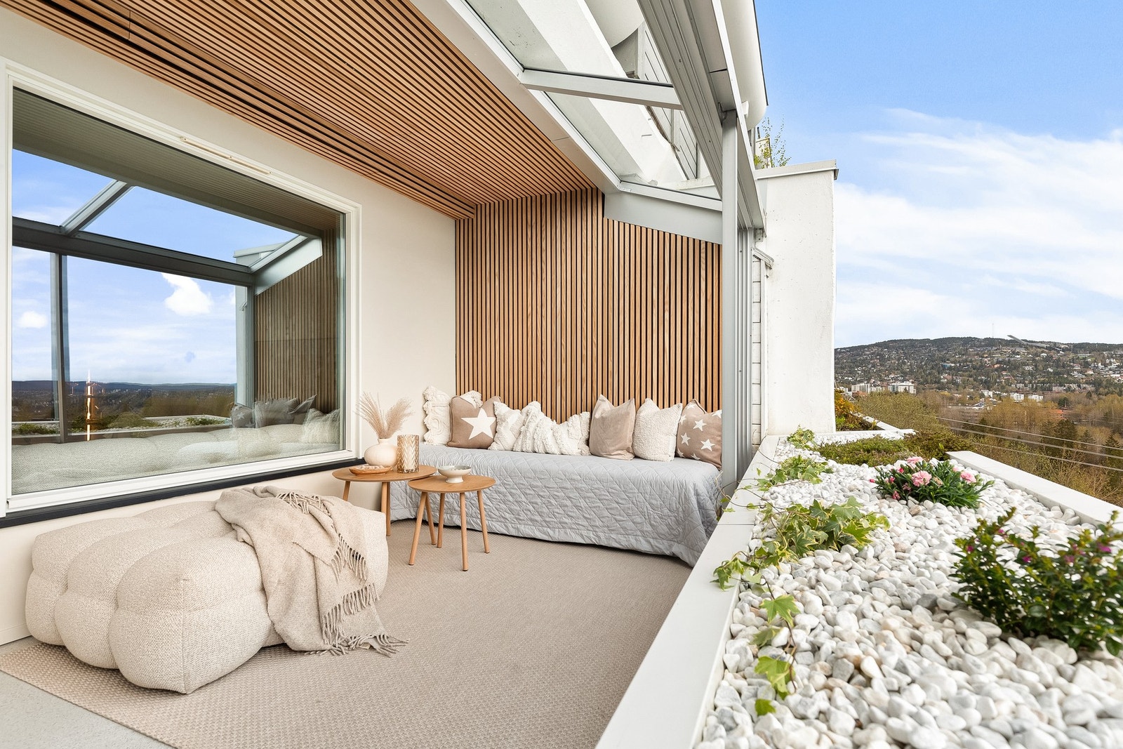 Terrassen vender mot øst og byr på behagelig morgensol, samtidig som det er god plass til både sittegruppe, planter og dekor. Galleribilde