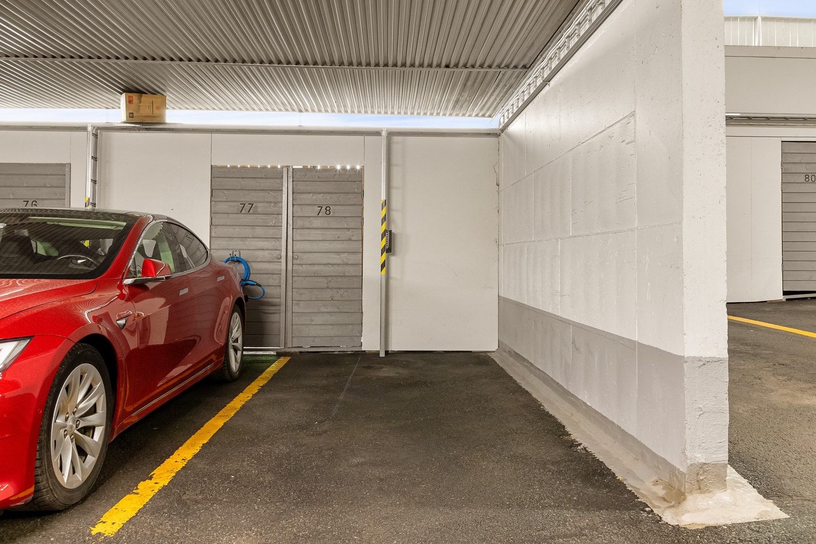 Det medfølger en garasjeplass, tilrettelagt for el-lader. Mulig å leie ekstra garasjeplass ved behov og evt. ledighet, samt at det finnes gratis beboerparkering på sameiets tomt. Galleribilde