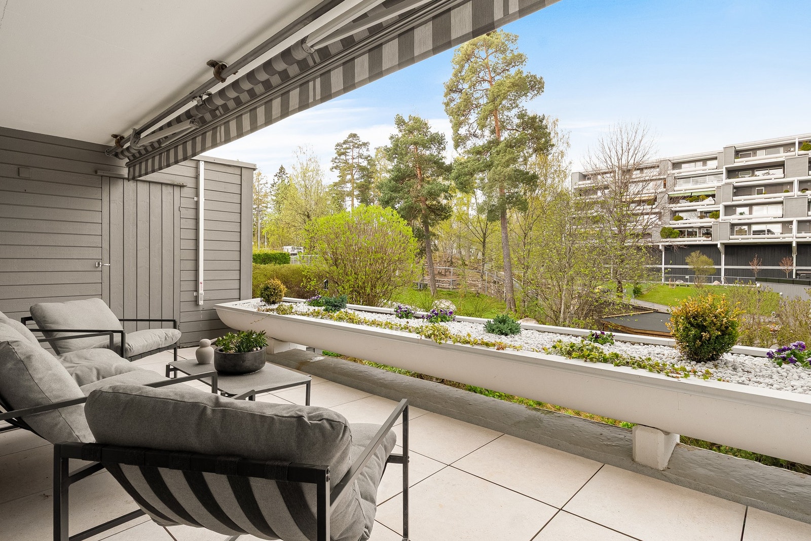 Boligen byr på en ytterligere terrasse med optimale solforhold og utsyn mot sameiets grønne fellesarealer. Galleribilde
