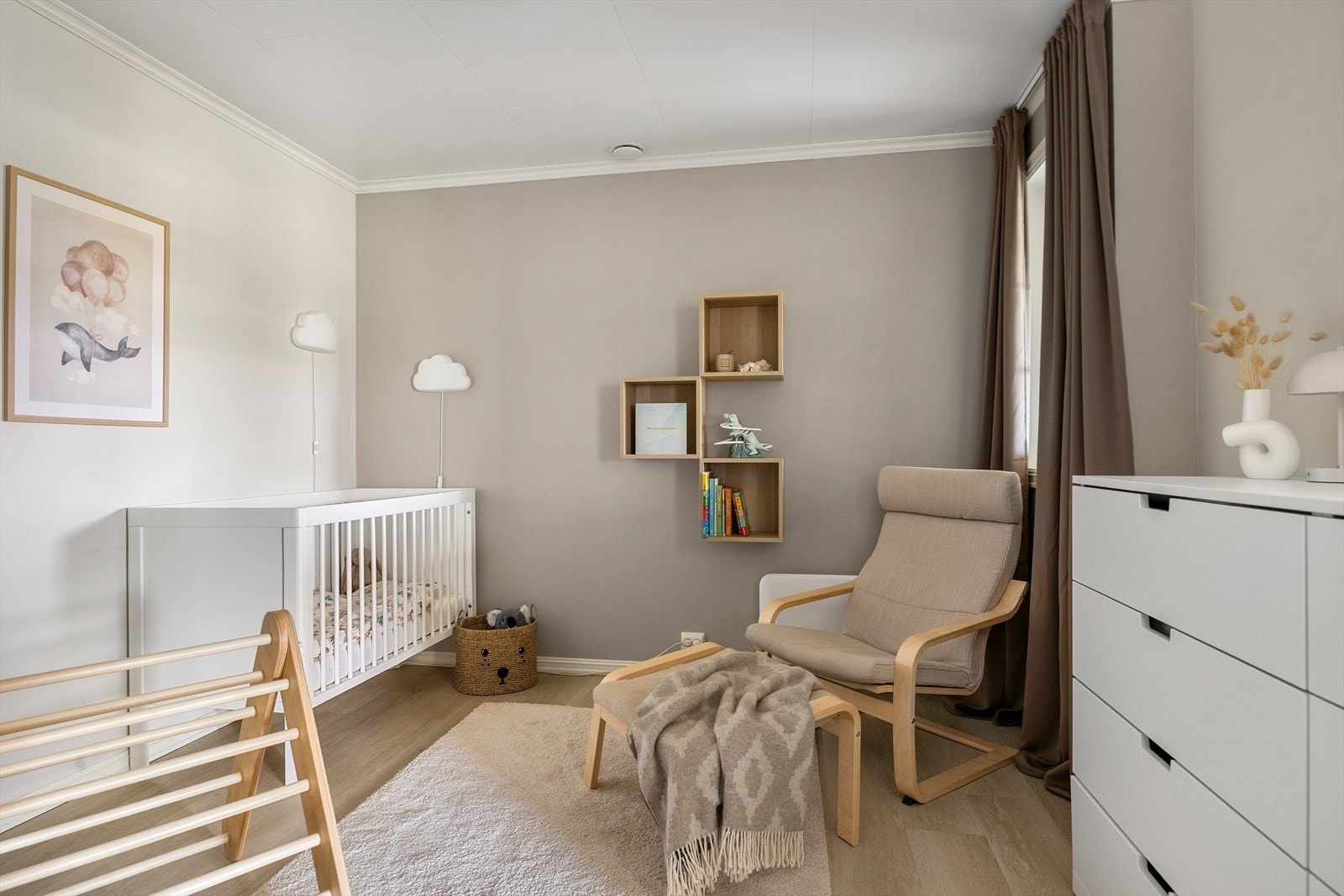 Lyst og trivelig rom i underetasjen, innredet med laminat på gulvet. Dette rom er godkjent som bod på byggegodkjente tegninger. Galleribilde