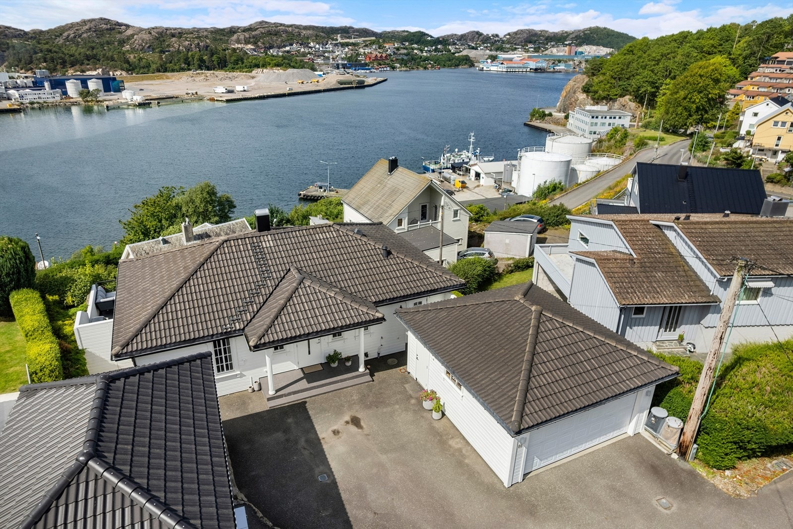 Her bor man med umiddelbar nærhet til sjøen og maritime omgivelser. Galleribilde