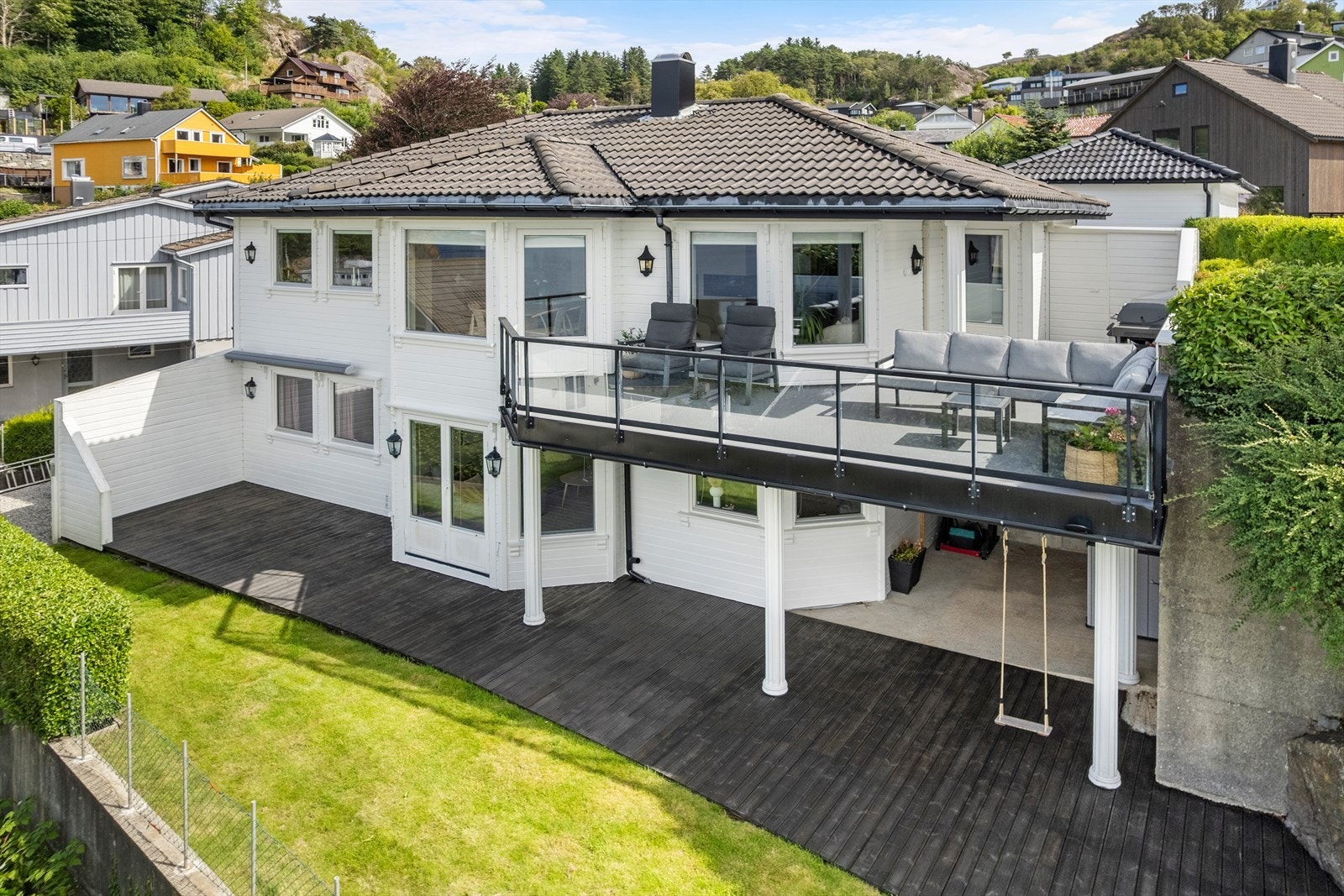 Store, fine uteområder med plen og en markterrasse på til sammen 54 m². Galleribilde