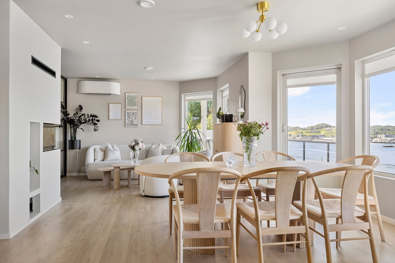 Romslig og lyst oppholdsrom med plass til flere sittegrupper. Galleribilde