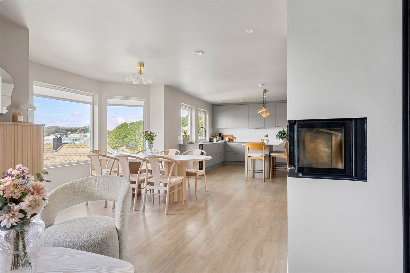 En moderne peisinnsats i stål gir lun varme på kalde dager. Galleribilde