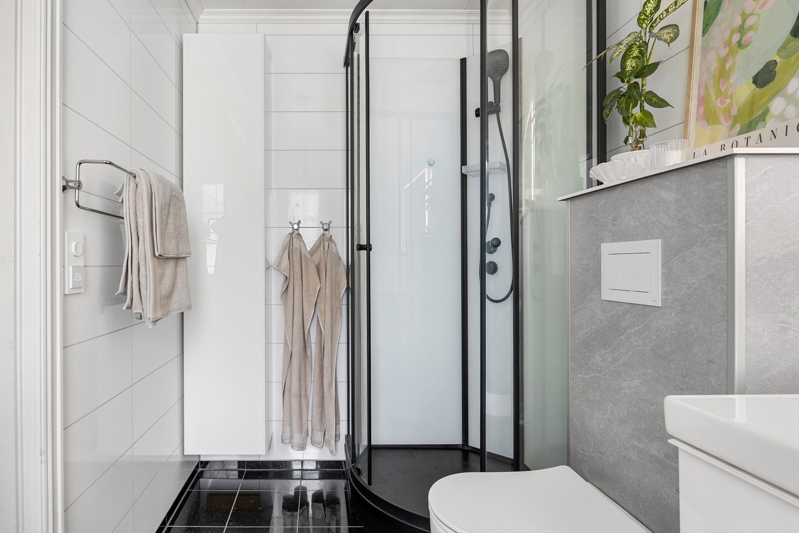 Badet i første etasje har flislagt gulv med gulvvarme og et moderne dusjkabinett. Galleribilde