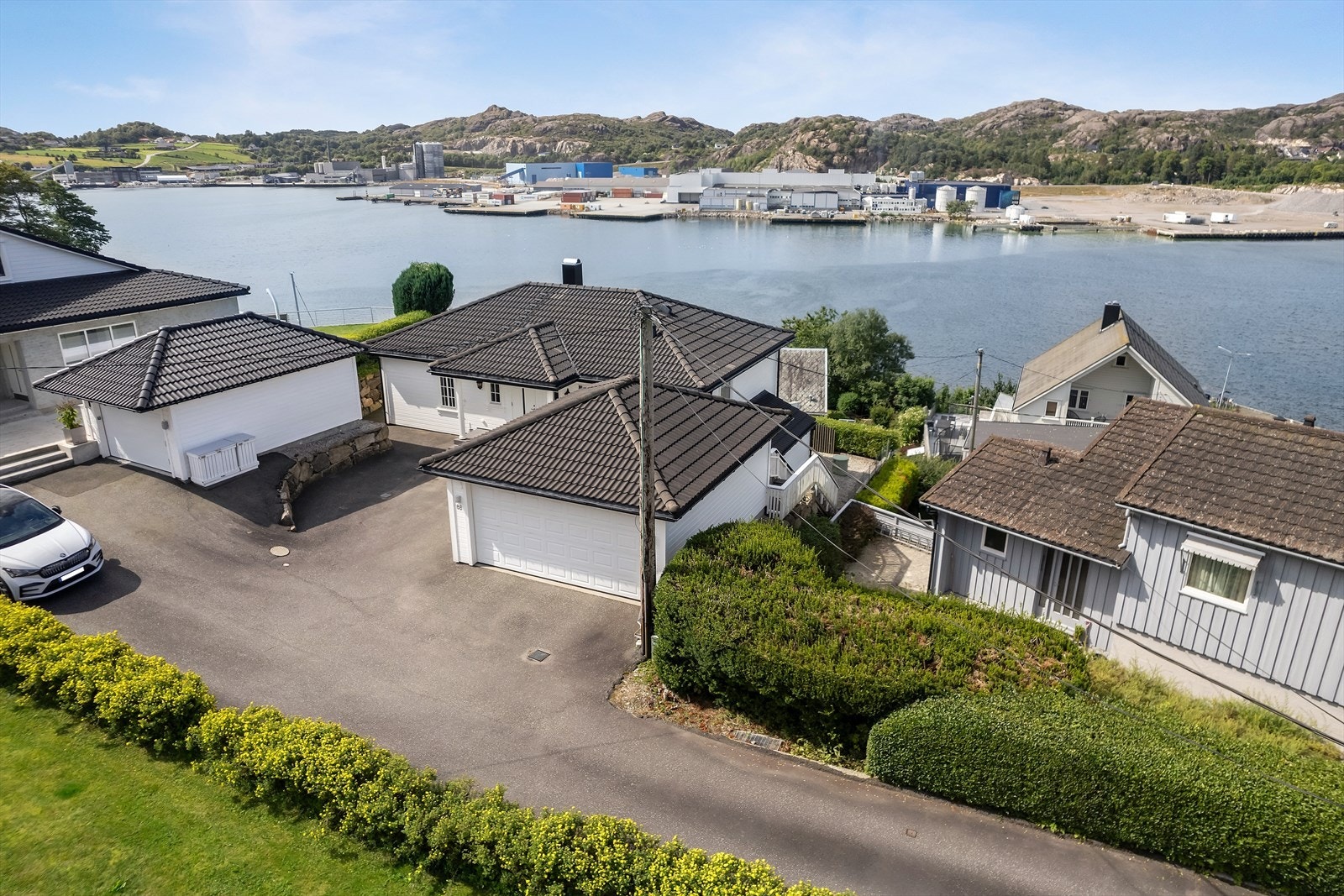 Fra eiendommen er det gangavstand til Egersund sentrum med butikker og spisesteder. Galleribilde