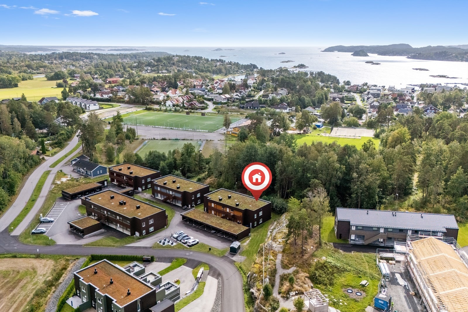 Leiligheten ligger nær Solløkka og Helgerød, med kort vei til idrettsanlegg og flotte friluftsområder. Lysløypen går rett ved leiligheten og her blir det preppet skiløyper om vinteren. Galleribilde