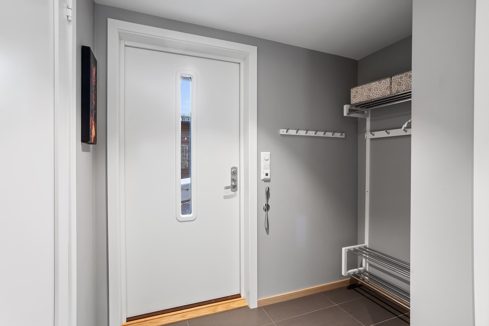 Velkommen inn i en lys og praktisk entré med god plass til å henge fra seg jakker og sette fra seg sko. Her er det også varmekabler i gulvet. Galleribilde
