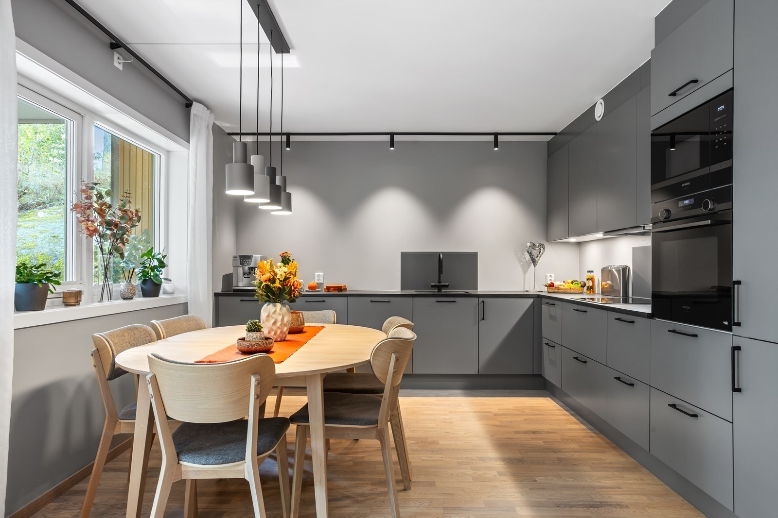 Moderne HTH-kjøkken i åpen løsning mot stue - perfekt med komfyr og mikro i arbeidshøyde! Downlights gir det perfekte arbeidslyset Galleribilde