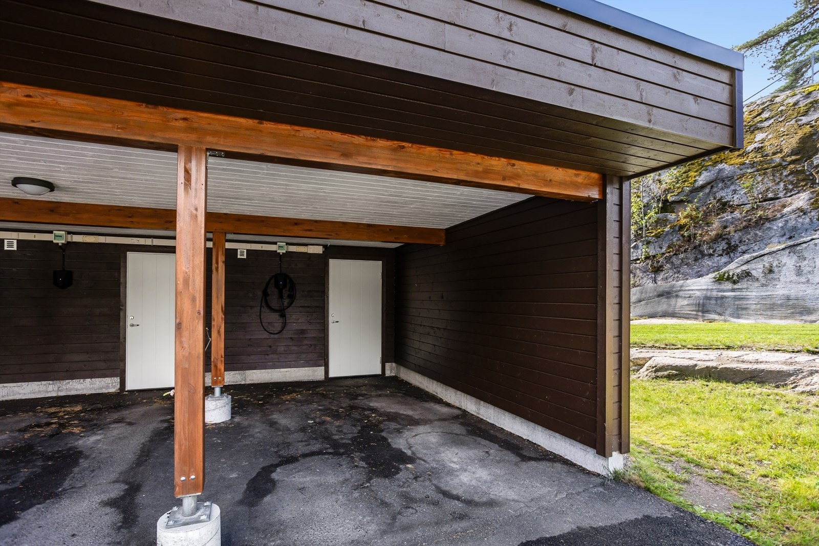 Egen carport med elbillader. Det medfølger en bod på ca. 5 kvm - perfekt for sesongutstyr. Galleribilde