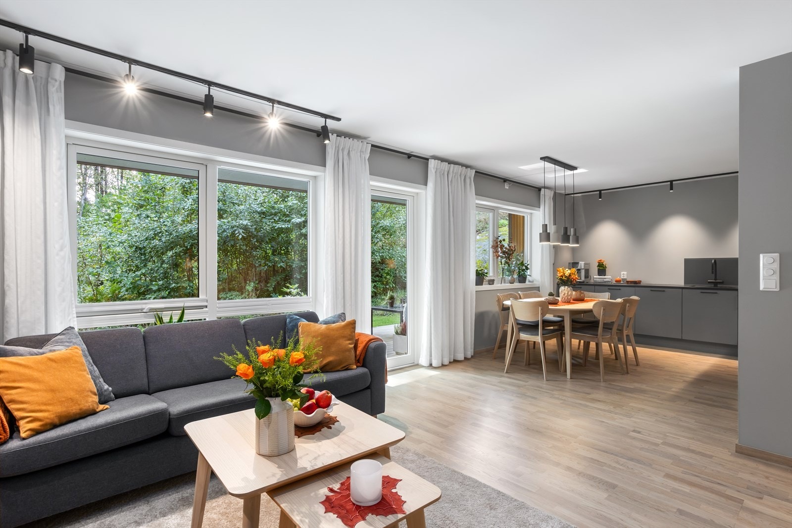 Stuen har store vinduer som gir rikelig med naturlig lys. Galleribilde