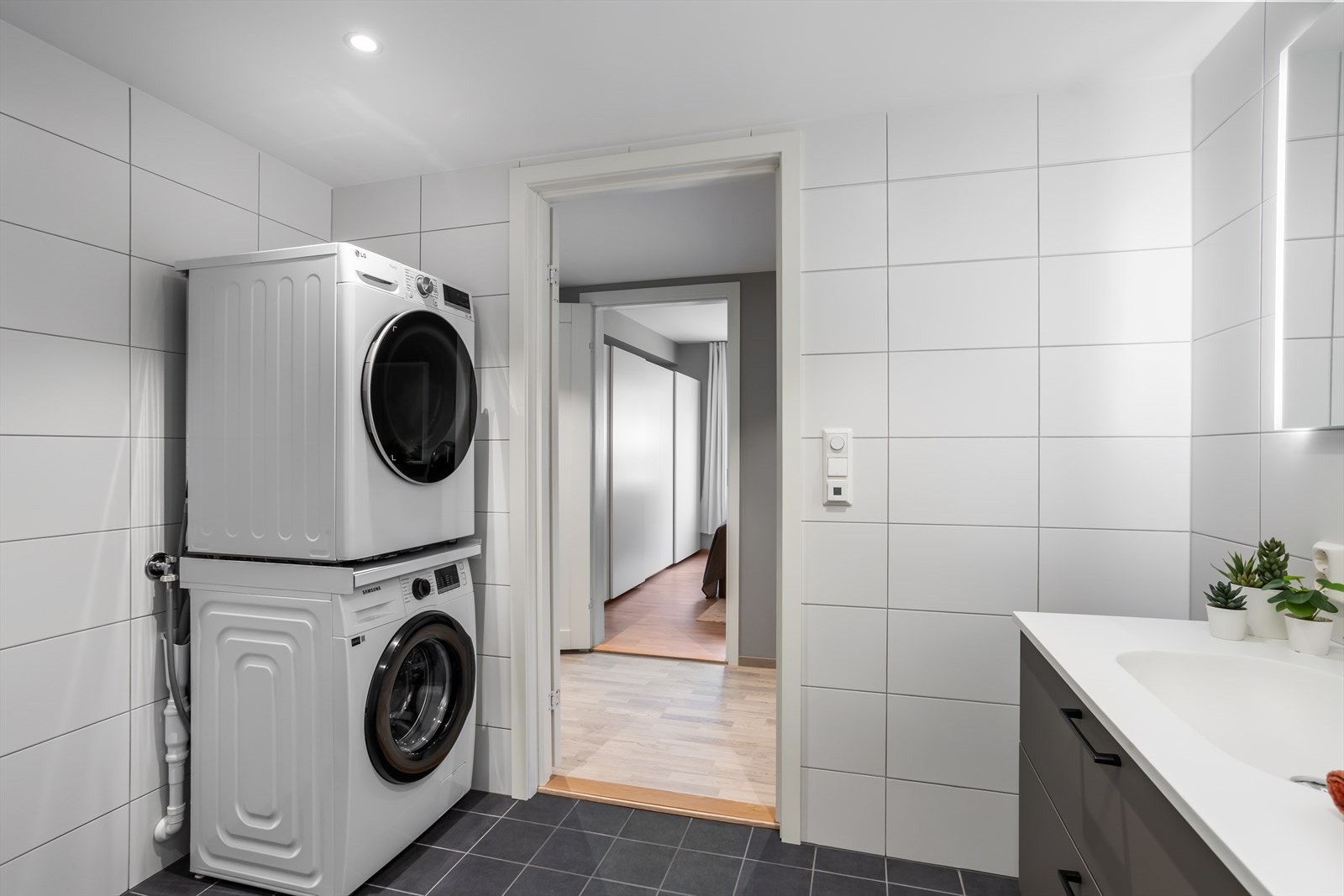 Det er opplegg for vaskemaskin og tørketrommel. Badet er flislagt og har elektriske varmekabler i gulv Galleribilde