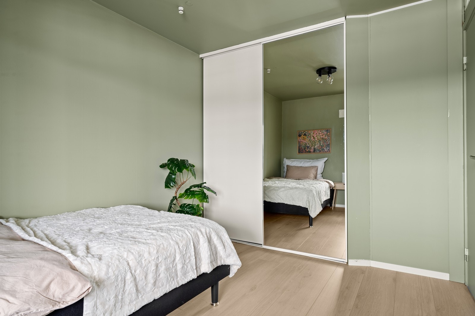 En romslig skyvedørsgarderobe gir rikelig med oppbevaringsplass på soverommet. Galleribilde