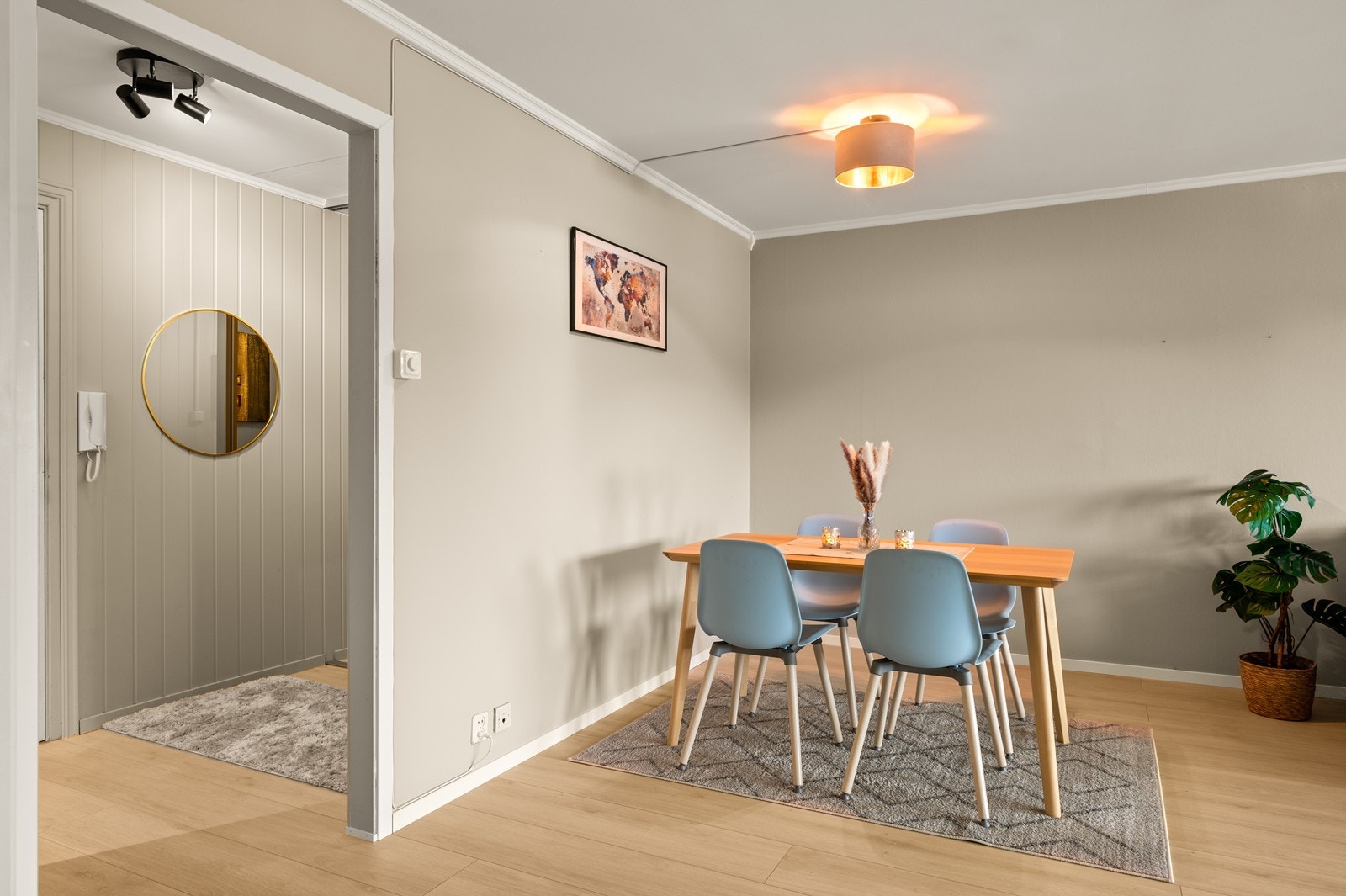 Fra entreen åpner leiligheten seg opp mot stue og spiseplass. Galleribilde
