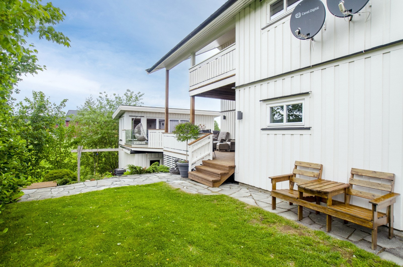 Det er etablert flere fine uteplasser rundt boligen. Galleribilde