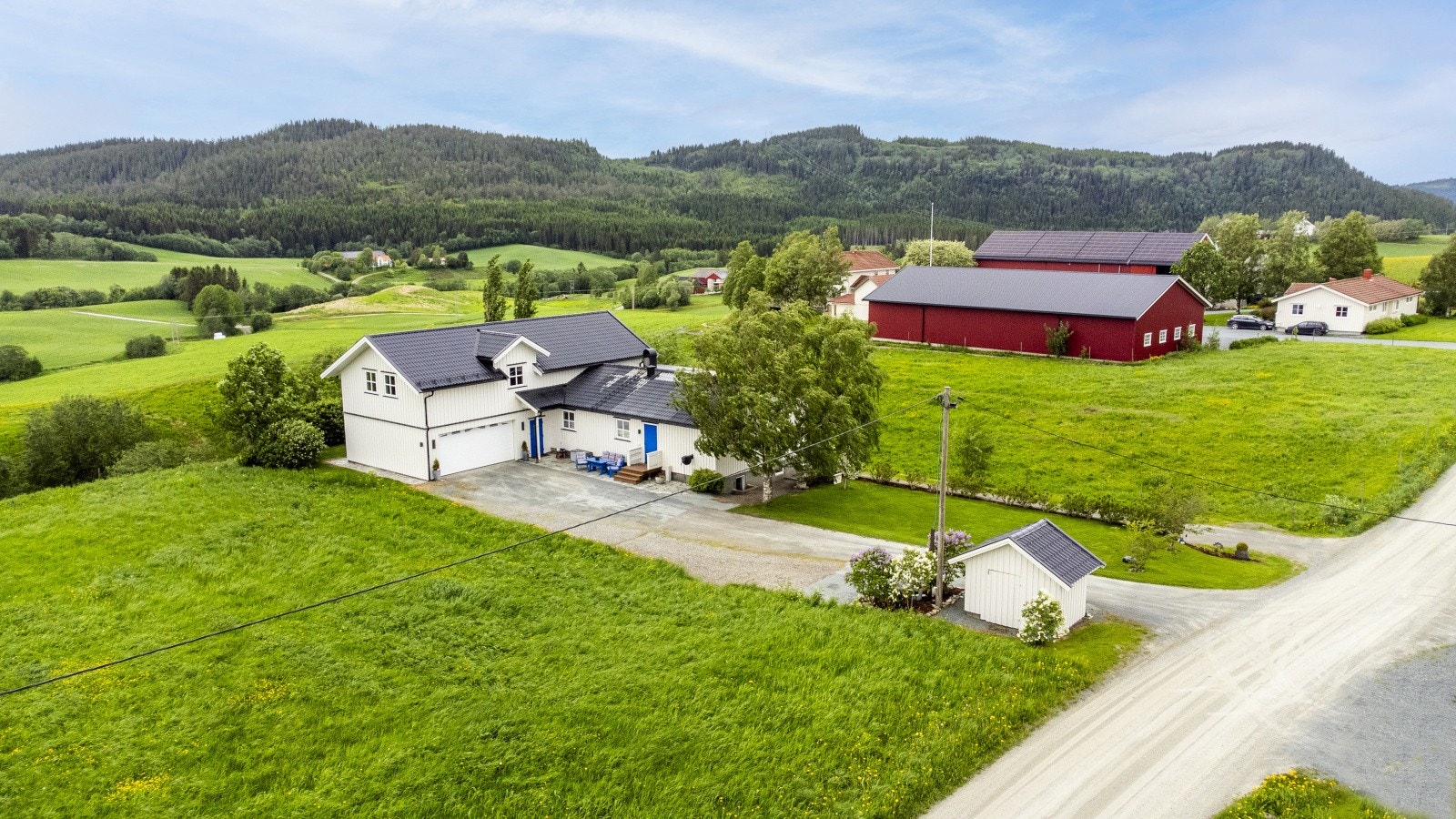 Stor og pent opparbeidet tomt på nesten knapt 1,3 mål. Galleribilde