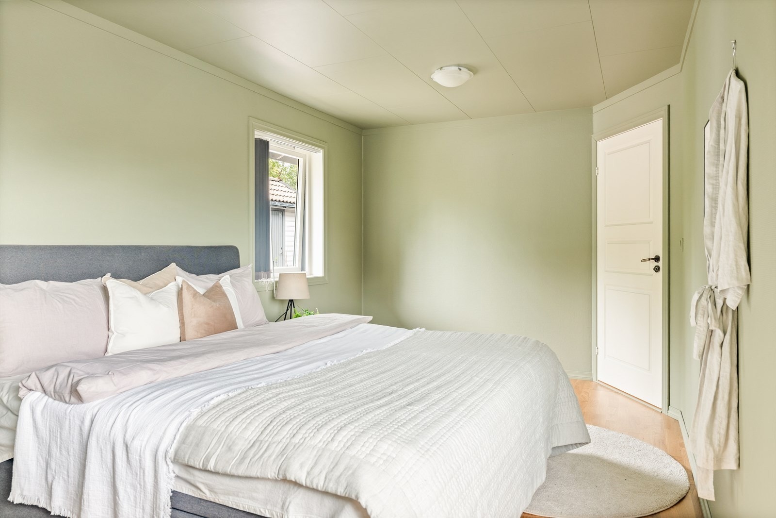 Det er god plass til en stor garderobe, noe som gir gode oppbevaringsmuligheter. Galleribilde