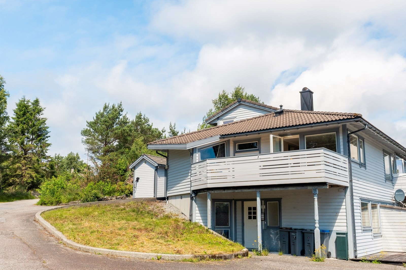 Boligen ligger i et etablert og fredelig boligområde omgitt av flotte turområder, samtidig som du har kort vei til det meste av servicetilbud. Galleribilde