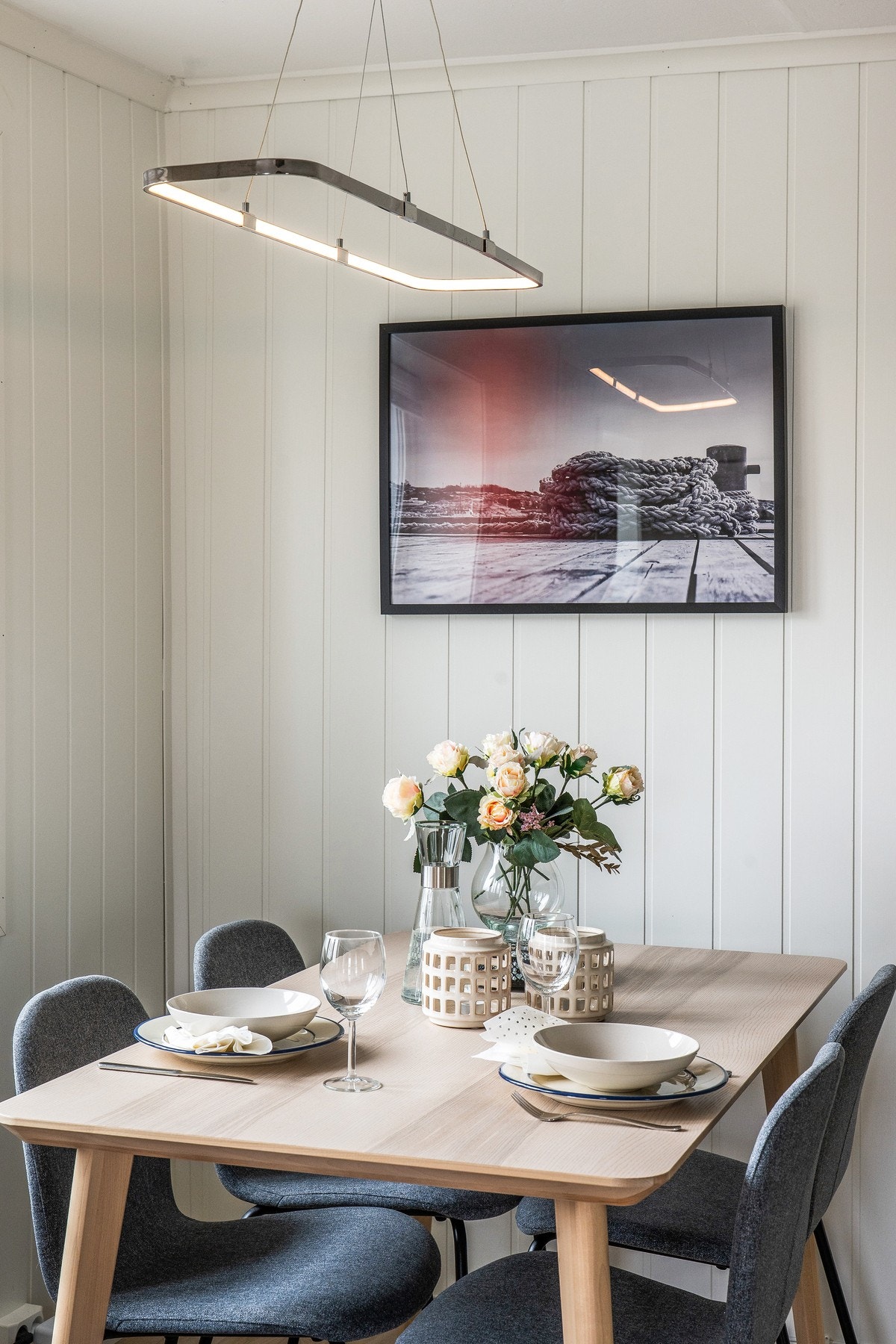Stuen byr på en lun atmosfære. Her blir det hyggelig å invitere til middag. Galleribilde