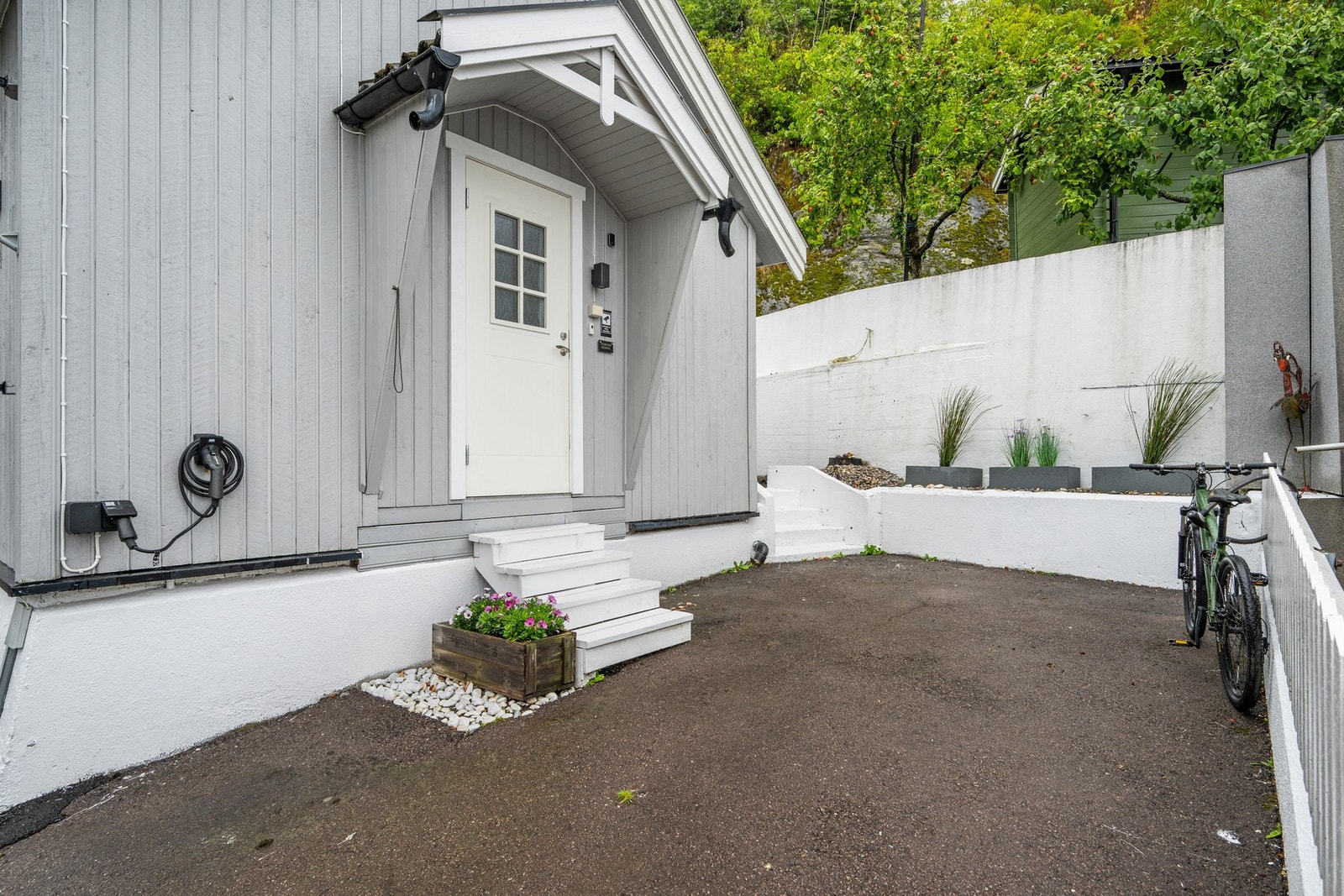 Parker rett utenfor døren med elbillader. Galleribilde