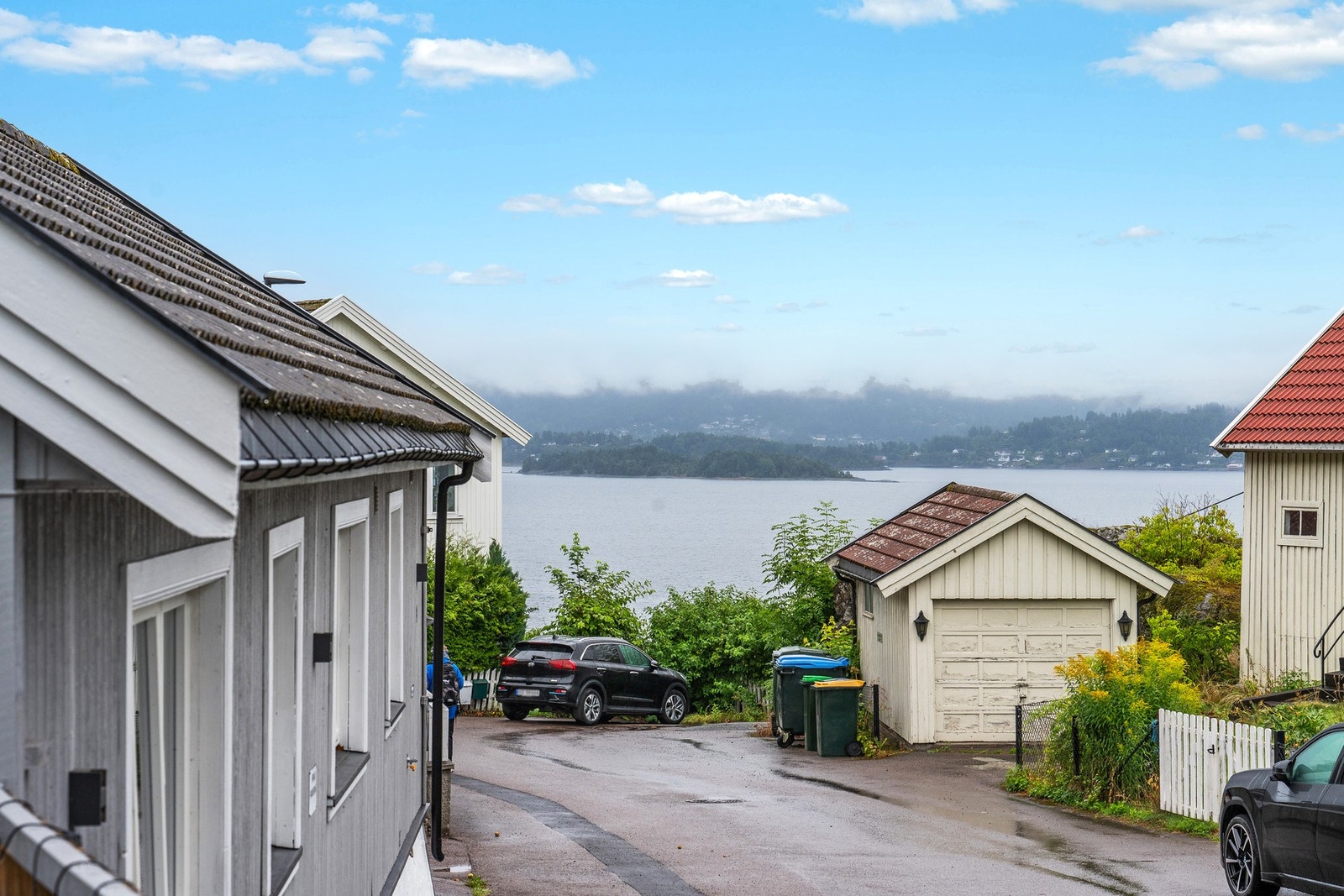 Beliggenheten opp fra sentrum gir fine utsyn mot fjorden. Galleribilde
