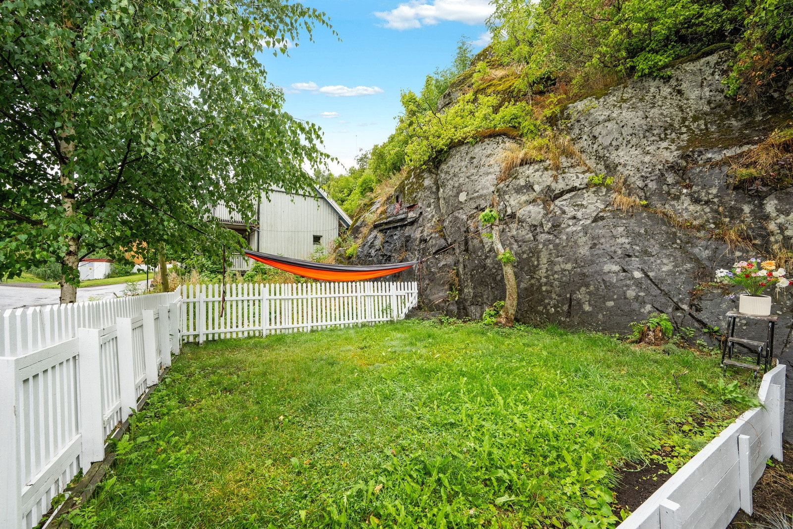 Uteområdet byr også på noe plenareal. Galleribilde