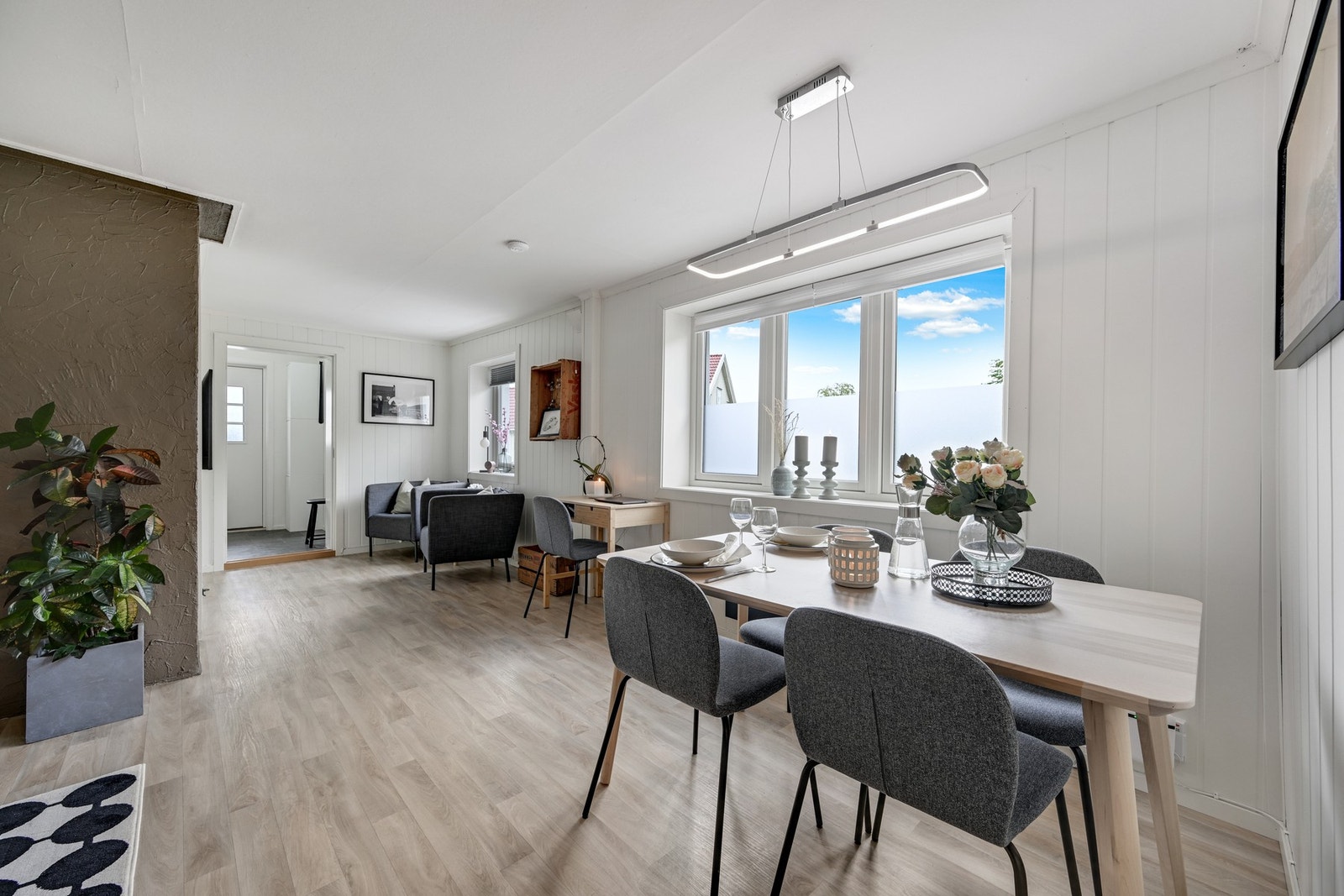 En hyggelig stue med plass til både sofagruppe og øvrig møblement. Galleribilde