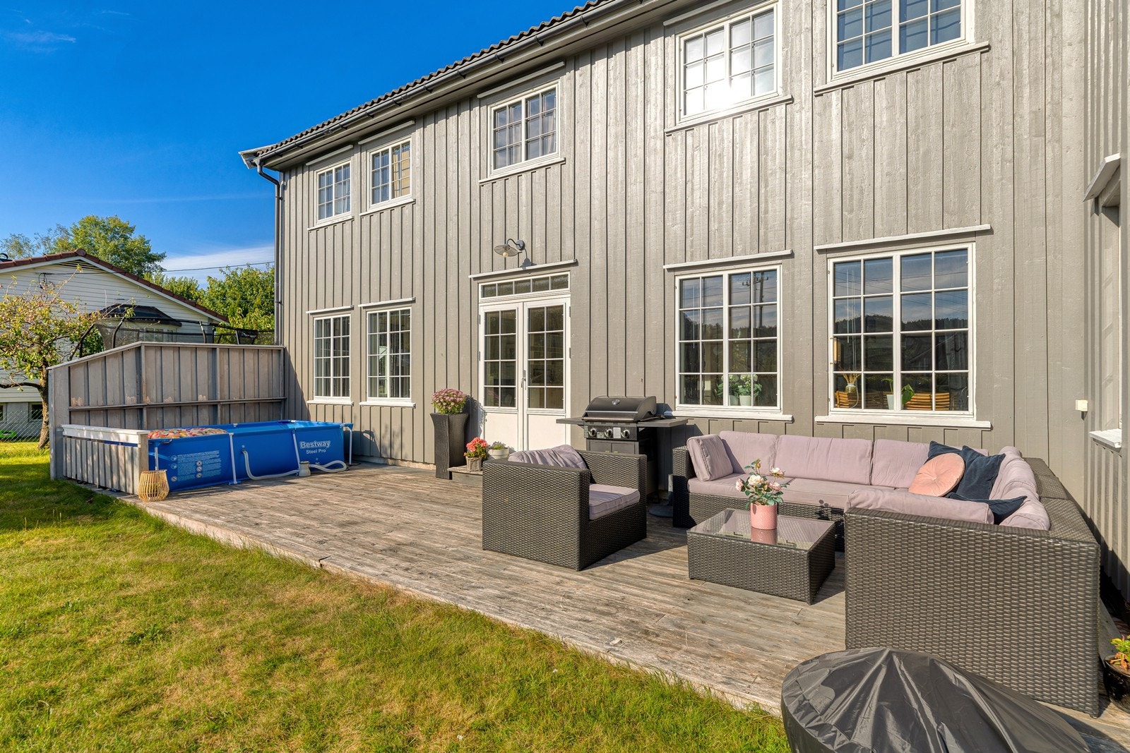 Her har du ca. 42m² med terrasse og et romslig hageområde Galleribilde
