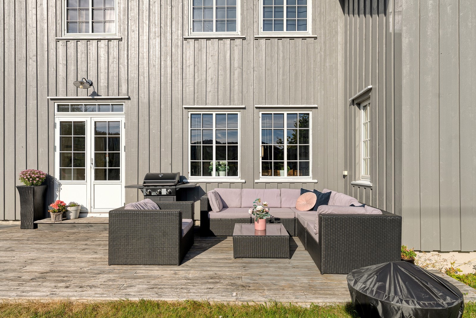 Den gode plassen gir gode muligheter for å innrede med flere sittegrupper, basseng, grill, m.m. Galleribilde