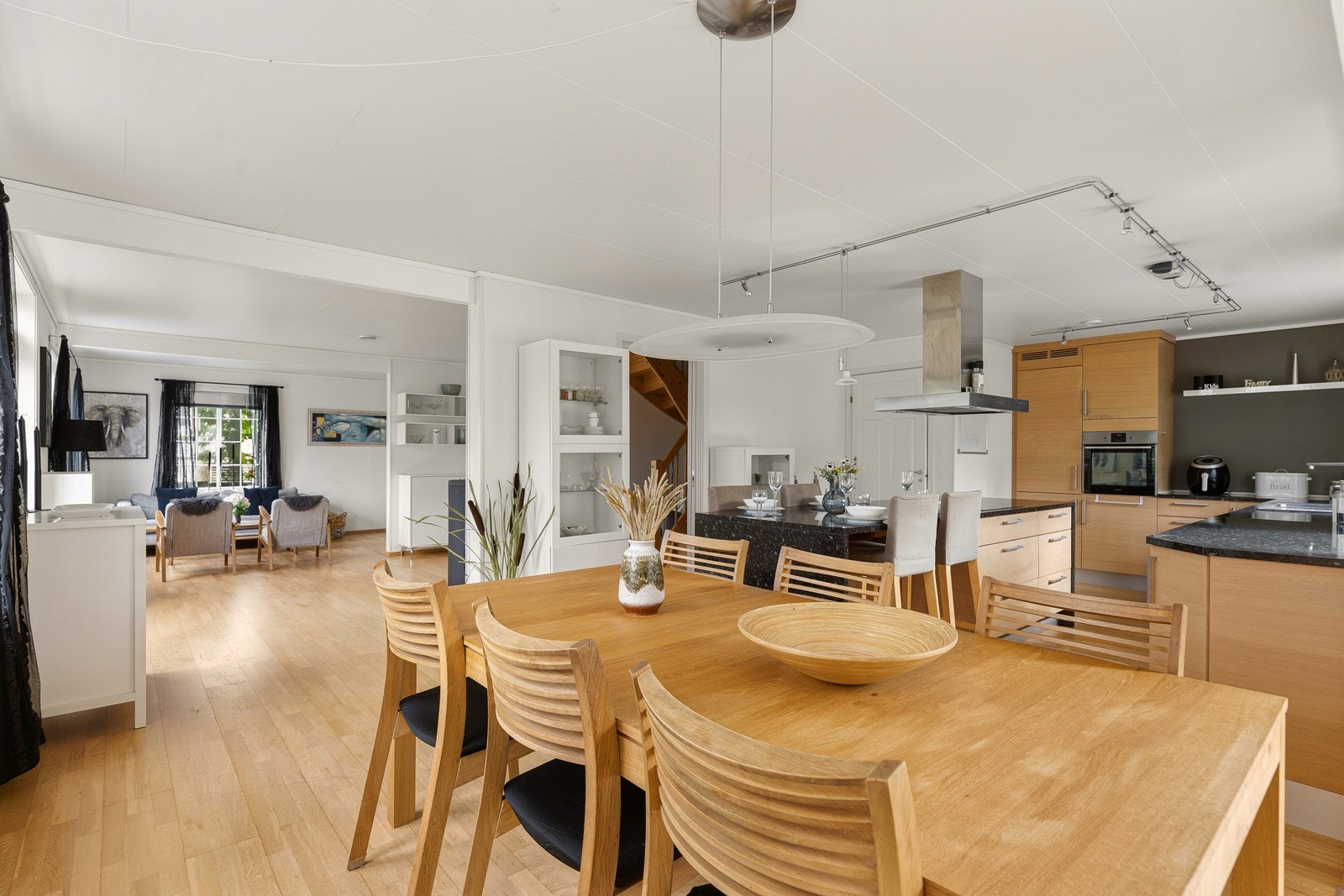 Kjøkkenet er av generøs størrelse - her har du god plass til å innrede med langbord og invitere gjester over Galleribilde