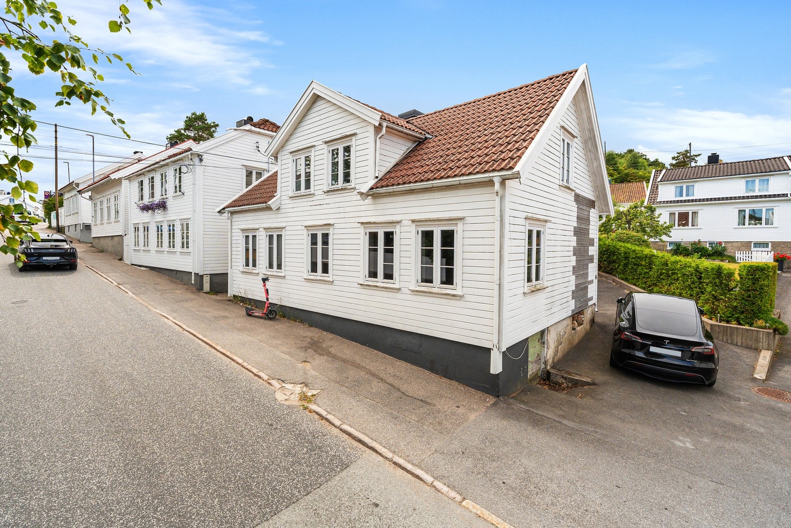 Boligens fasade med en parkeringsplass Galleribilde