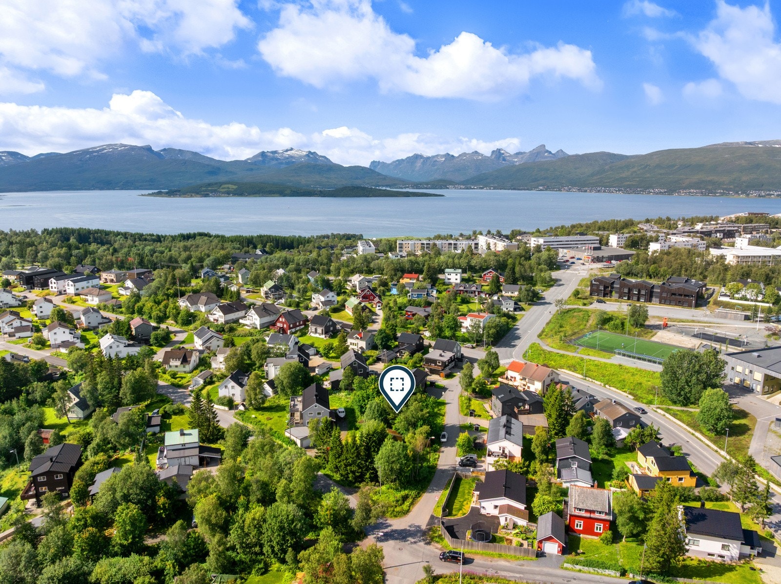 Ettertraktet beliggenhet på toppen av øya med kort gåavstand til Tromsø sentrum, lysløypa, skoler, barnehager, dagligvare og gode bussforbindelser like ved.