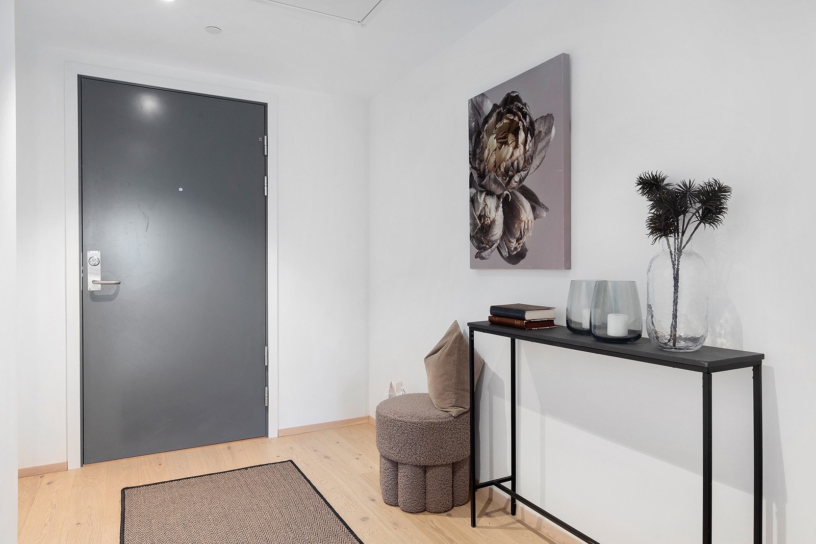 Innbydende entré med plass til å henge fra seg yttertøy. Galleribilde