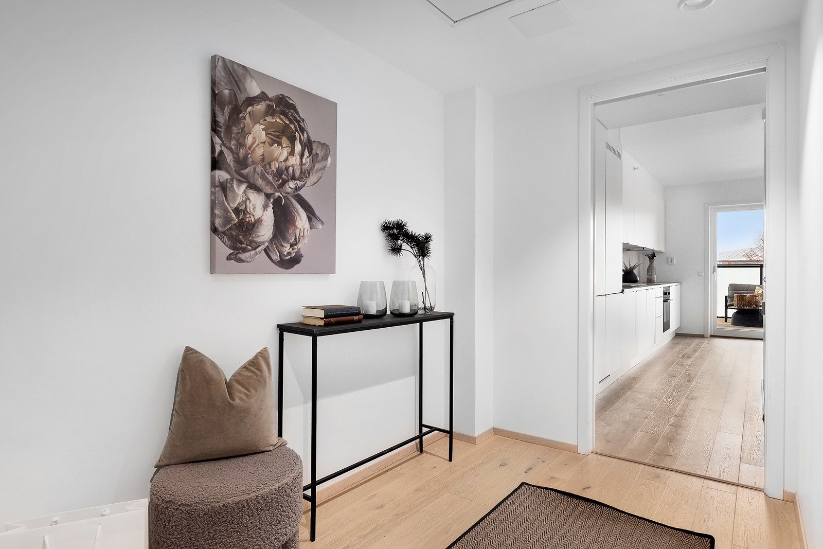 Fra entreen kommer man direkte inn til kjøkken, stue og bad. Galleribilde