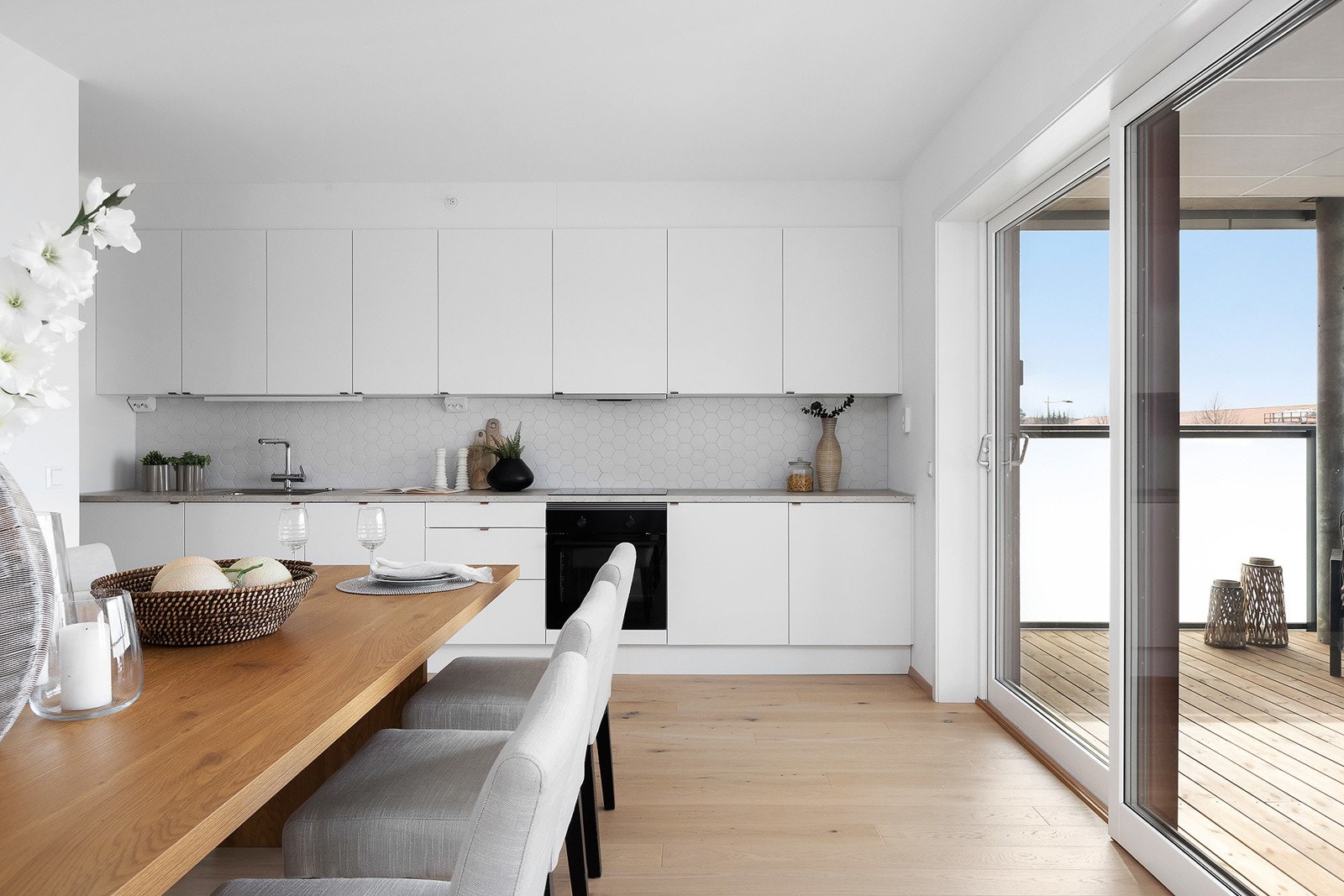 Kjøkkenet har innredning med glatte fronter og benkeplate av laminat. Galleribilde