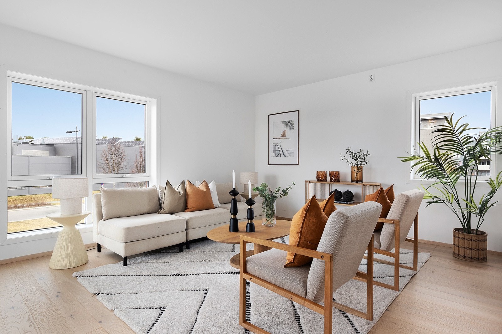 Lys og luftig stue med plass til sofagruppe og tv-benk. Galleribilde