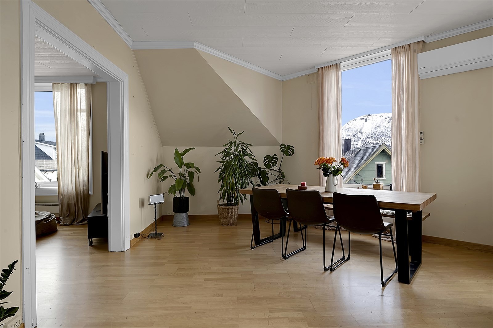 Store vinduer med flott utsikt Galleribilde