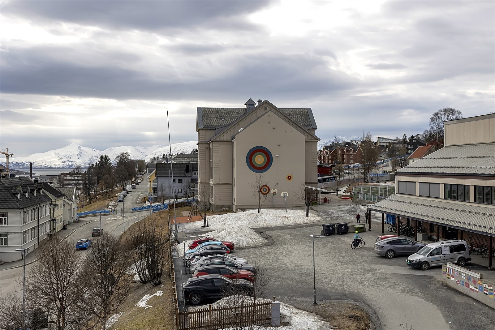 Barneskole like over gjerdet Galleribilde