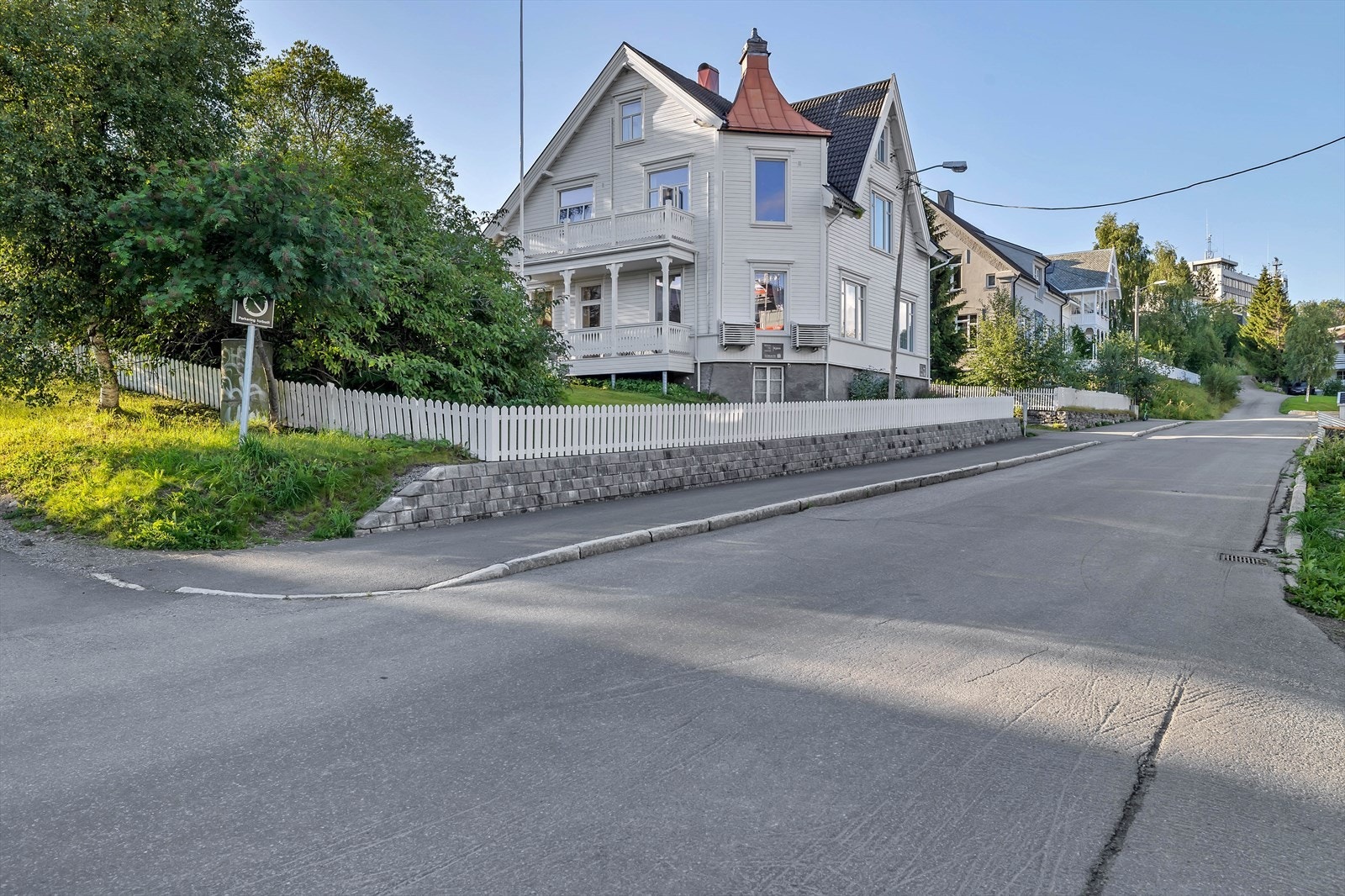 Herskapelig by-villa like ovenfor sentrum Galleribilde