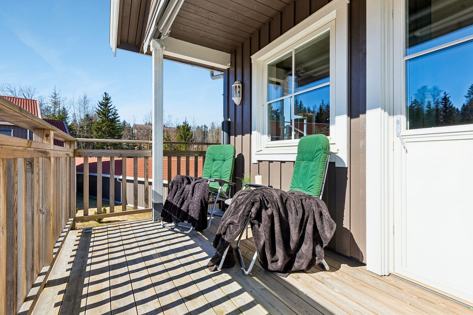 Solrik veranda med sol fra morgen til kveld. Plass til sittegruppe og evnt grill Galleribilde